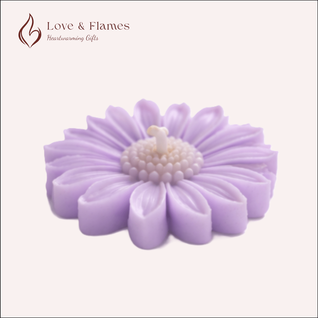 Floating Daisy Scented Candle Color Purple Lavender & Fragrance Lavender - Love & Flames