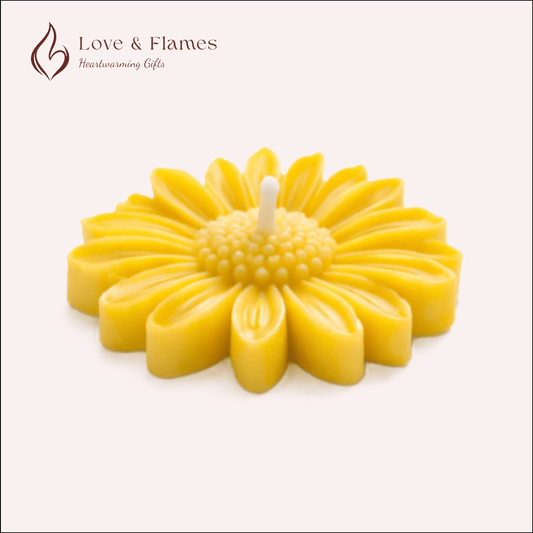 Floating Daisy Scented Candle Color Yellow Sunshine & Fragrance Vanilla - Love & Flames